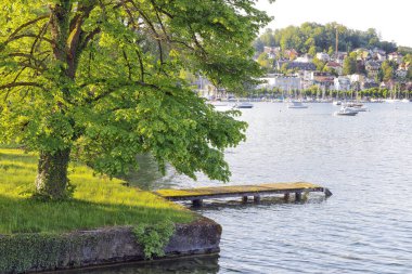 Gmunden şehrindeki Traunsee Dağı Gölü, Avusturya, Avrupa. Salzkammergut bölgesinde Avusturya manzarası.