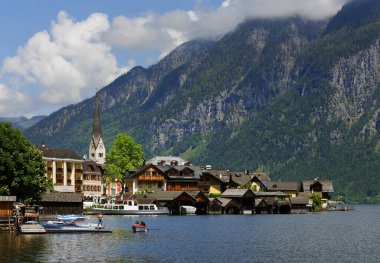 Hallstatt eski kasaba ve Hallstatter Yukarı Avusturya 'da göl. Hallstatt, Avusturya 'da Salzkammergut bölgesinde bir köydür..
