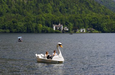 Turistler Hallstatt Gölü, Avusturya ve Avrupa 'da tekne gezisinin keyfini çıkarıyorlar