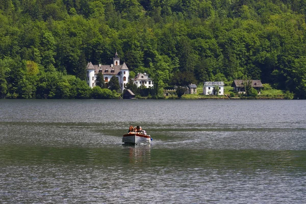 Turistler Hallstatt Gölü Avusturya Avrupa Tekne Gezisinin Keyfini Çıkarıyorlar — Stok fotoğraf