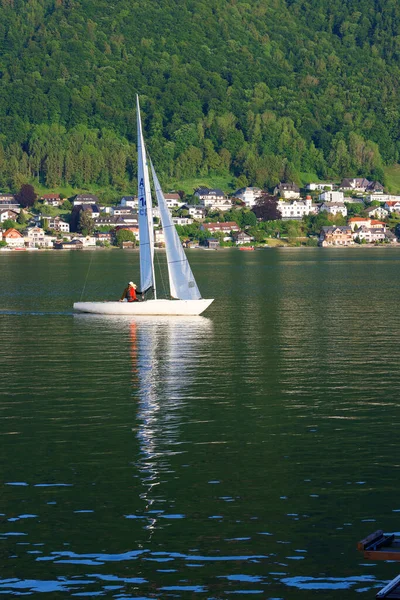 Avusturya Alpleri Ndeki Traunsee Dağlık Gölünde Bir Tekne Avusturya Nın — Stok fotoğraf