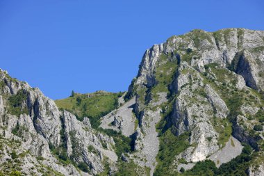 Trascaului dağlarındaki küçük bir kireçtaşı sırası olan Piatra Secuiului uçurumları, Apuseni, Transilvanya, Romanya, Rimetea veya Coltest köyünden ulaşılabilir