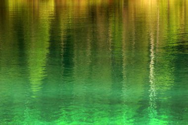 Dolomites dağlarındaki Braies Gölü manzaralı yaz manzarası, Sudtirol, İtalya. Braies Gölü aynı zamanda Lago di Braies olarak da bilinir..