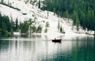 Dolomites dağlarındaki Braies Gölü manzaralı yaz manzarası, Sudtirol, İtalya. Braies Gölü aynı zamanda Lago di Braies olarak da bilinir..