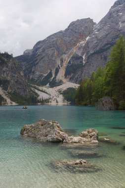 Dolomites dağlarındaki Braies Gölü manzaralı yaz manzarası, Sudtirol, İtalya. Braies Gölü aynı zamanda Lago di Braies olarak da bilinir..