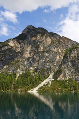 Dolomites dağlarındaki Braies Gölü manzaralı yaz manzarası, Sudtirol, İtalya. Braies Gölü aynı zamanda Lago di Braies olarak da bilinir..