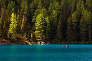 Dolomites dağlarındaki Braies Gölü manzaralı yaz manzarası, Sudtirol, İtalya. Braies Gölü aynı zamanda Lago di Braies olarak da bilinir..