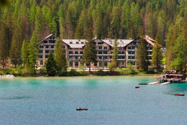 Dolomites dağlarındaki Braies Gölü manzaralı yaz manzarası, Sudtirol, İtalya. Braies Gölü aynı zamanda Lago di Braies olarak da bilinir..