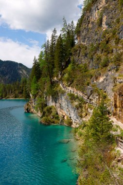 Dolomites dağlarındaki Braies Gölü manzaralı yaz manzarası, Sudtirol, İtalya. Braies Gölü aynı zamanda Lago di Braies olarak da bilinir..
