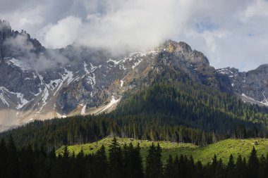 Latemar zincirinin inanılmaz yaz bulutlu manzarası, İtalyan Dolomitleri, Avrupa