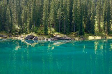 Carezza Gölü - Lago di Carezza, Karersee Latemar Dağı, Bolzano ili, Güney Tyrol, İtalya. Arka planda Carezza Gölü veya Karersee ve Dolomites manzarası, Nova Levante, Bolzano, İtalya