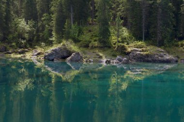 Carezza Gölü - Lago di Carezza, Karersee Latemar Dağı, Bolzano ili, Güney Tyrol, İtalya. Arka planda Carezza Gölü veya Karersee ve Dolomites manzarası, Nova Levante, Bolzano, İtalya