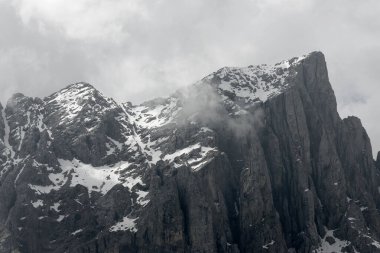 Latemar zincirinin inanılmaz yaz bulutlu manzarası, İtalyan Dolomitleri, Avrupa