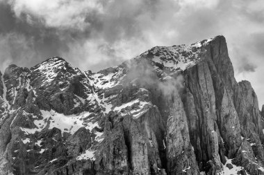 Latemar zincirinin inanılmaz yaz bulutlu manzarası, İtalyan Dolomitleri, Avrupa
