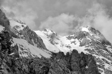 Dolomitlerin Kraliçesi olarak adlandırılan Marmolada, Dolomitlerin en yüksek dağlık grubu olan Alpler 'in en yüksek noktasına Punta Penia (3,343 metre), İtalya ve Avrupa ile birlikte ulaşan dağlık bir dağdır.