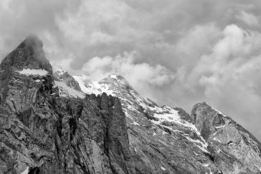 Dolomitlerin Kraliçesi olarak adlandırılan Marmolada, Dolomitlerin en yüksek dağlık grubu olan Alpler 'in en yüksek noktasına Punta Penia (3,343 metre), İtalya ve Avrupa ile birlikte ulaşan dağlık bir dağdır.