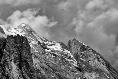 Dolomitlerin Kraliçesi olarak adlandırılan Marmolada, Dolomitlerin en yüksek dağlık grubu olan Alpler 'in en yüksek noktasına Punta Penia (3,343 metre), İtalya ve Avrupa ile birlikte ulaşan dağlık bir dağdır.