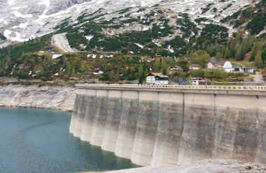 Marmolada dağının altındaki Fedaia baraj gölü, Dolomitler, İtalya, Avrupa