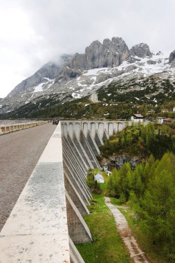 Marmolada dağının altındaki Fedaia baraj gölü, Dolomitler, İtalya, Avrupa