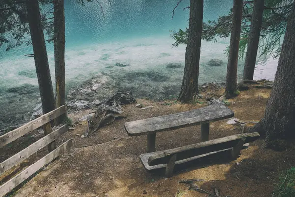 Dolomites dağlarındaki Braies Gölü manzaralı yaz manzarası, Sudtirol, İtalya. Braies Gölü aynı zamanda Lago di Braies olarak da bilinir..