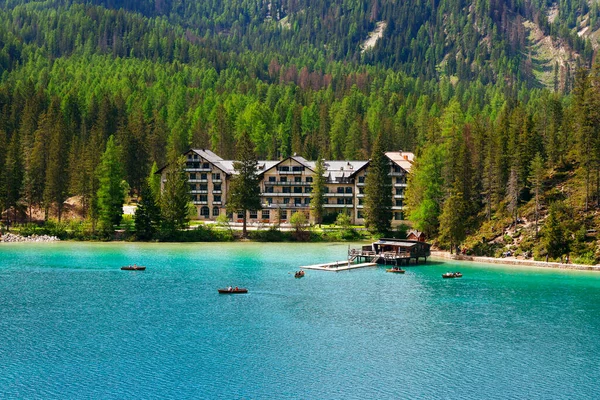 Sommaren Naturskön Utsikt Över Braies Lake Dolomiterna Bergen Sudtirol Italien — Stockfoto