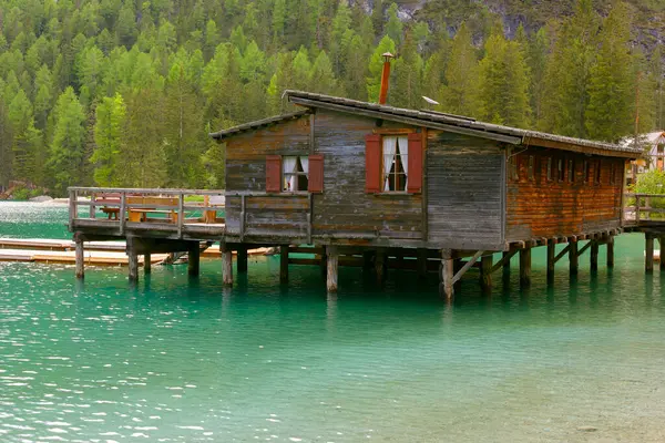 Dolomites dağlarındaki Braies Gölü manzaralı yaz manzarası, Sudtirol, İtalya. Braies Gölü aynı zamanda Lago di Braies olarak da bilinir..