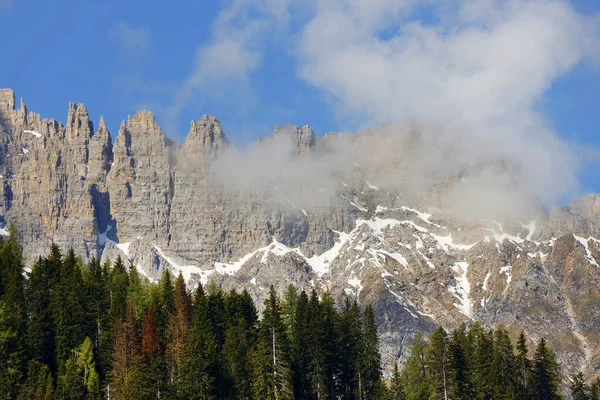 Latemar zincirinin inanılmaz yaz bulutlu manzarası, İtalyan Dolomitleri, Avrupa