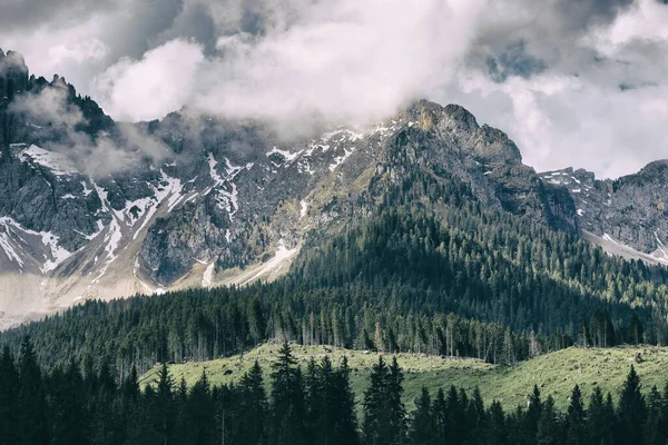 Latemar zincirinin inanılmaz yaz bulutlu manzarası, İtalyan Dolomitleri, Avrupa