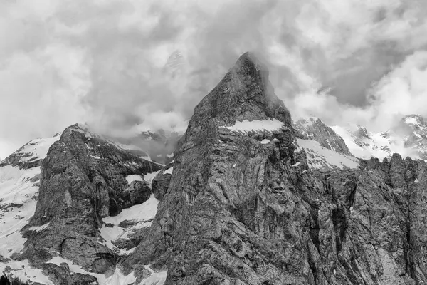 Dolomitlerin Kraliçesi olarak adlandırılan Marmolada, Dolomitlerin en yüksek dağlık grubu olan Alpler 'in en yüksek noktasına Punta Penia (3,343 metre), İtalya ve Avrupa ile birlikte ulaşan dağlık bir dağdır.