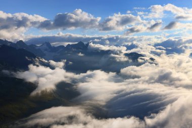 İsviçre, Avrupa 'daki Berner Oberland Alplerinde manzaralı yaz manzarası