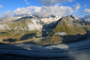 Eggishorn Tepesi 'nden Aletsch Buzulu' nun Bernese Oberland, İsviçre ve Avrupa 'daki yaz panoramik manzarası