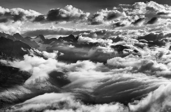 欧洲伯纳奥伯兰阿尔卑斯山的风景夏季景观 — 图库照片