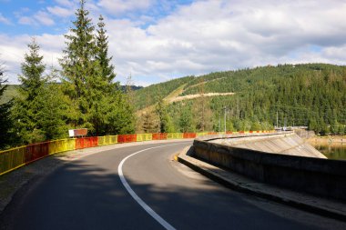 Batı Karpatlar 'ın dağlarında yer alan Belis Fantanele baraj gölünün yaz manzarası, Romanya ve Avrupa