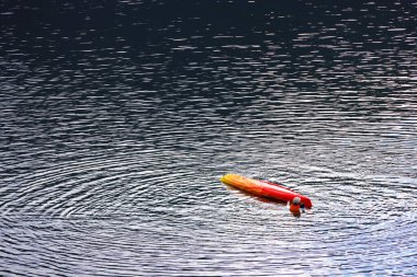 Mavi bir gölde kayak yaparken. Mavi bir gölde turist kanosu. Hava veya insansız hava aracı görünümü.