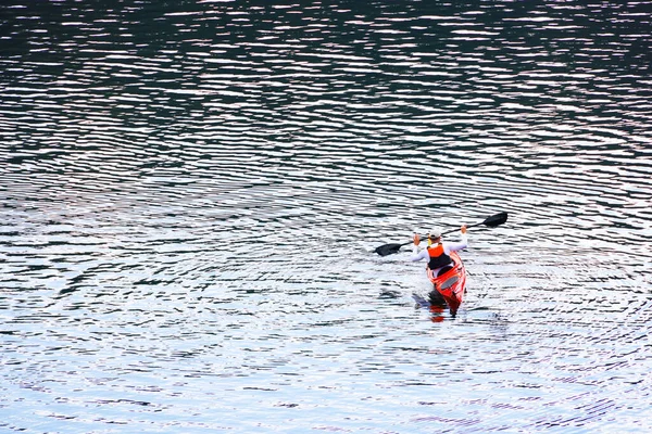 青い湖でカヤック 青い湖でカヤックをする観光客 空中またはドローンビュー — ストック写真
