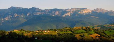 Romanya 'daki Bucegi Dağları (Muntii Bucegi) manzarası güneşli bir yaz günü, Romanya ve Avrupa' da