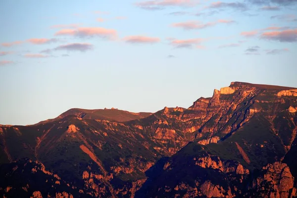 Romanya 'daki Bucegi Dağları (Muntii Bucegi) manzarası güneşli bir yaz günü, Romanya ve Avrupa' da