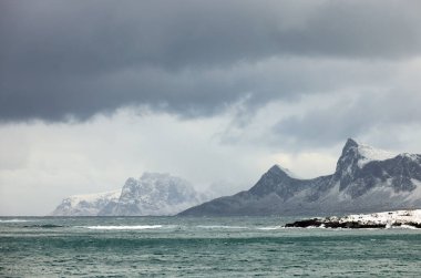 Lofoten Takımadaları, Norveç, Avrupa 'daki Sandbotnen Sahili' nde fırtına bulutları