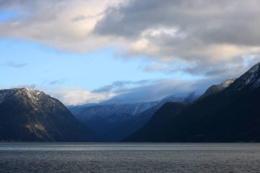 Norveç, Avrupa 'da Sogndalsfjora yakınlarındaki Alp kış manzaraları