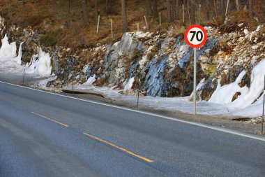 Kış zamanı, Sogndal Fjord, Norveç, Avrupa yakınlarındaki dağ yolu.