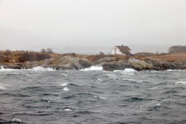 Norveç 'te Atlantik Okyanusu kıyısında huzurlu bir manzara. Lofoten Adaları 'nın dramatik kış manzarası. Peyzaj doğa kavramı.