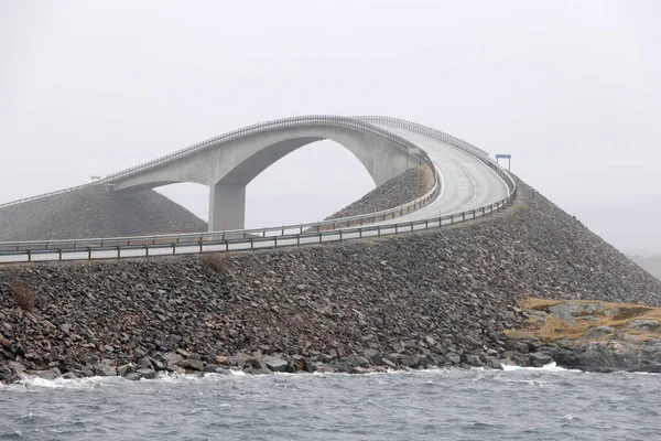 Paisagem Pitoresca Mar Noruega Estrada Atlântica Com Pontes Nuvens Tempestuosas — Fotografia de Stock