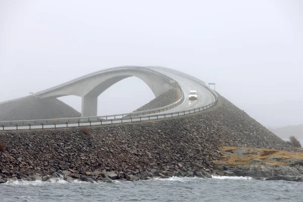 Живописный Морской Пейзаж Норвегии Атлантической Дороге Мостом Бурными Облаками — стоковое фото