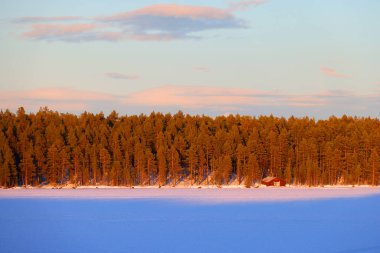Laponya 'da günbatımı renkleri, Kiruna şehri yakınlarında, İsveç' in en kuzeydeki kasabası, Avrupa