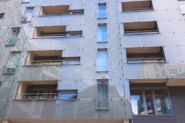 Aker Brygge 'de yeni lüks konutlar, alışveriş, yemek ve eğlence için popüler bir alan, aynı zamanda lüks bir yerleşim bölgesi.