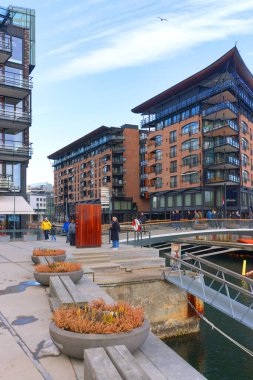 Aker Brygge mahallesi yakınlarındaki Oslo limanının turistik manzarası, Norveç, Avrupa