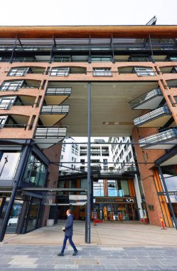 Aker Brygge 'de yeni lüks konutlar, alışveriş, yemek ve eğlence için popüler bir alan, aynı zamanda lüks bir yerleşim bölgesi.