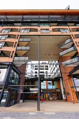 Aker Brygge 'de yeni lüks konutlar, alışveriş, yemek ve eğlence için popüler bir alan, aynı zamanda lüks bir yerleşim bölgesi.