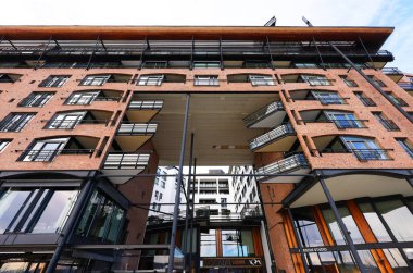 Aker Brygge 'de yeni lüks konutlar, alışveriş, yemek ve eğlence için popüler bir alan, aynı zamanda lüks bir yerleşim bölgesi.