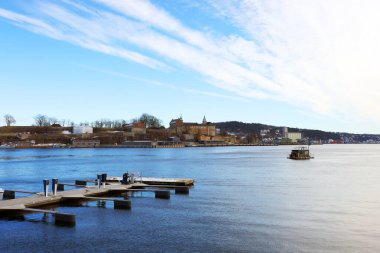 Aker Brygge Mahallesi yakınlarındaki Oslo limanının manzarası, Norveç, Avrupa